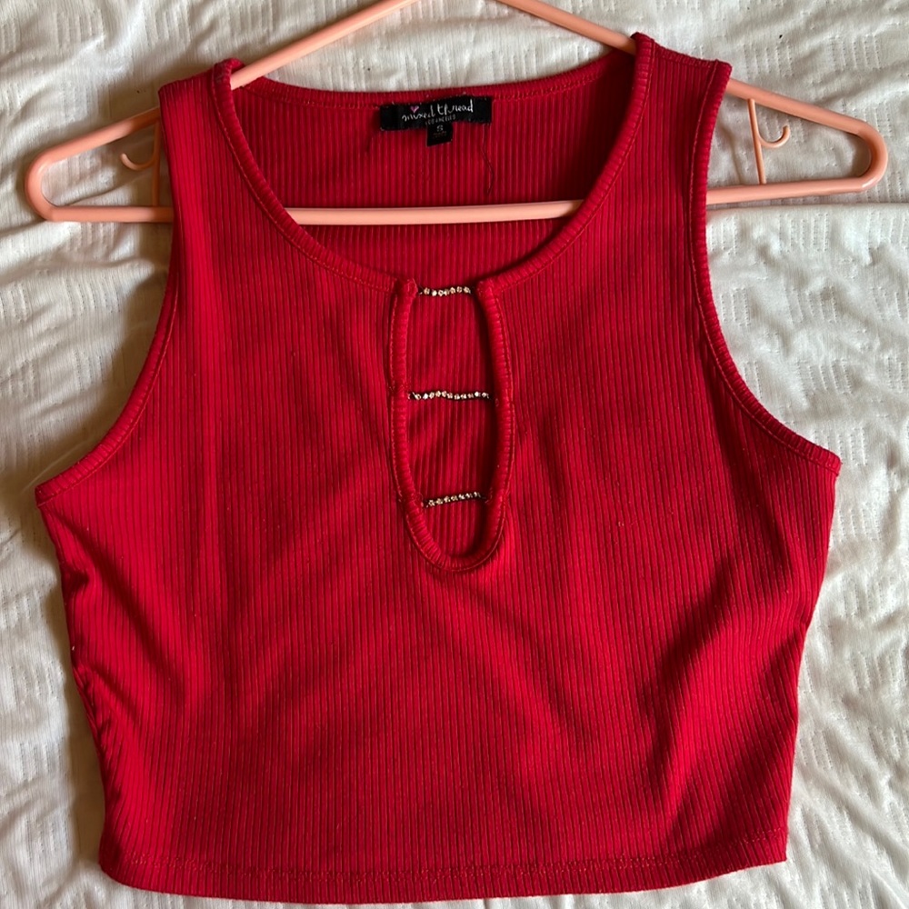 Cropped red sleeves shirt